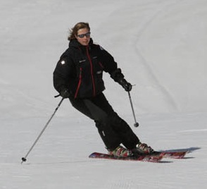 Carve 2 Continue rolling your ankles and blend in a roll of the knees to carry on increasing edge angle.